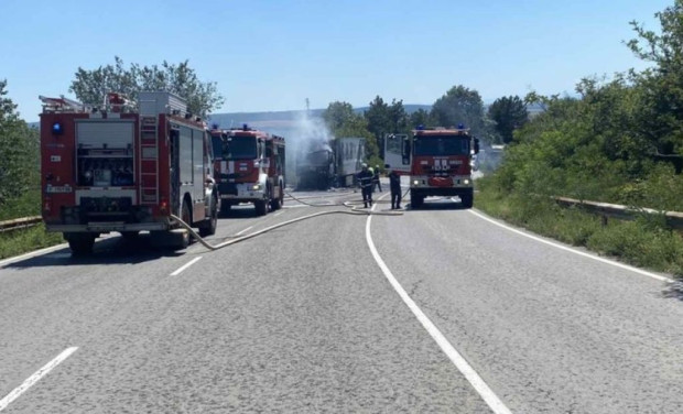 Камион с плодове се запали на пътя Русе Бяла Шофьорът не