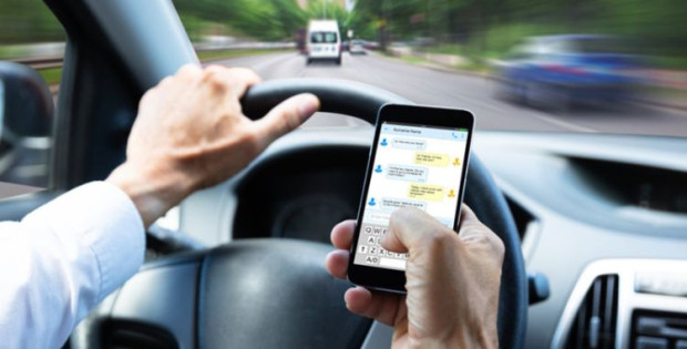Около 5% от водачите използват мобилни телефони, докато управляват превозни