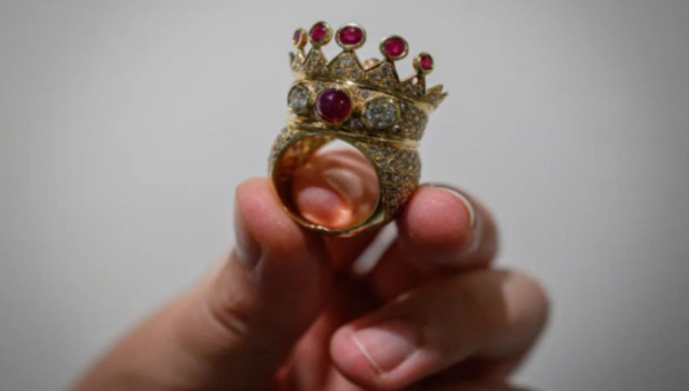 Канадският певец и рапър Дрейк разкри че е купил пръстена