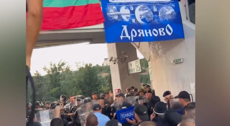 Мъжът, намушкал българина в Чаир, се укрива, наложена е мярка на още четирима души