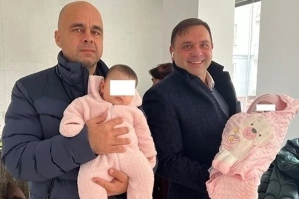 Разделиха разменените бебета