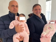 Разделиха разменените бебета