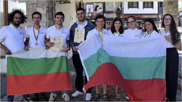 Най-добрите български ученици по лингвистика спечелиха 4 медала и почетна