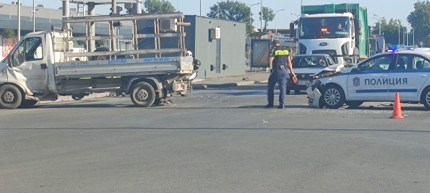 TD Катастрофа между полицейски автомобил и бус е станала тази сутрин