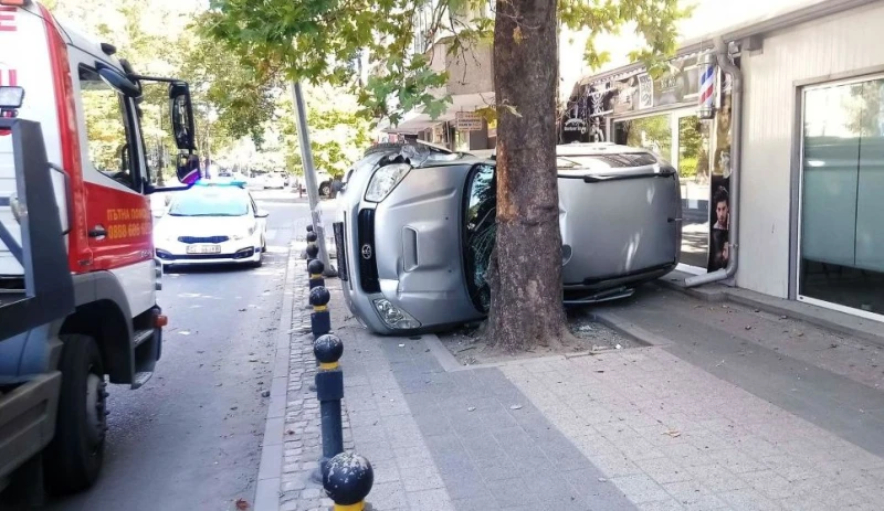 Джип се заби в дърво до Второ районно в Пловдив