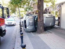 Джип се заби в дърво до Второ районно в Пловдив