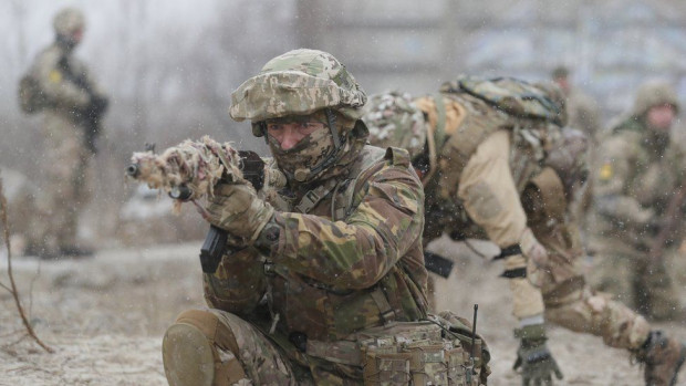Британските войски обучават елитна украинска бригада командоси за да поразят