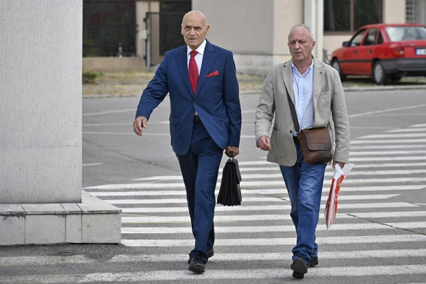 Апелативният прокурор на Варна Владимир Чавдаров дойде заедно с адвоката си