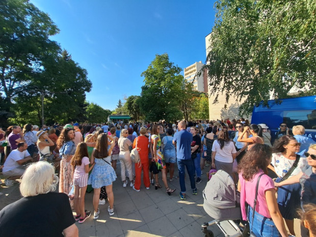 TD Стотици жители на Благоевград в този час се събират пред