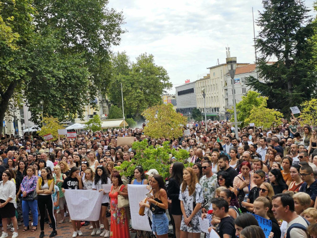 Стотици варненци се събраха на протест в защита на Дебора