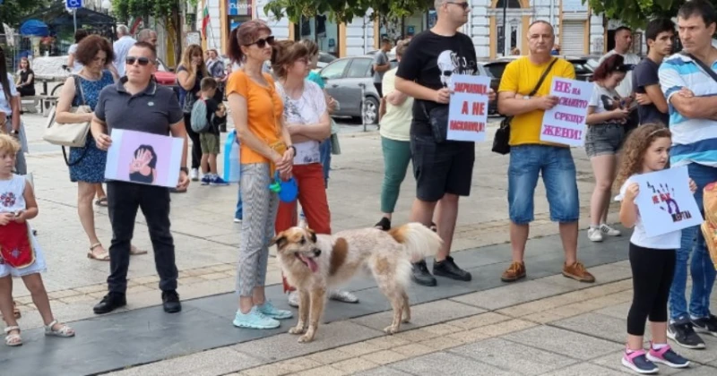 Русенци се събраха на протест в защита на Дебора