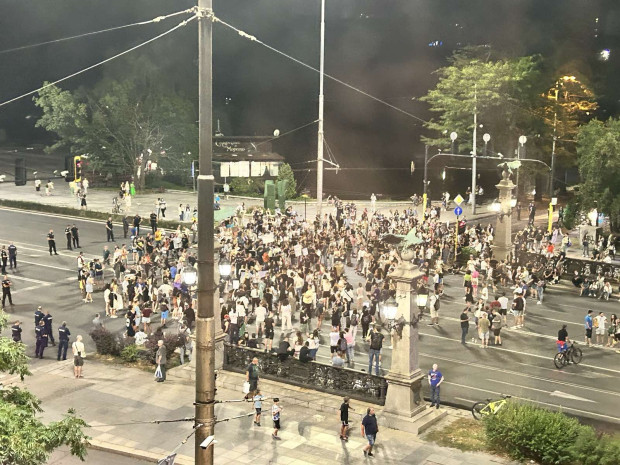 Протестиращите затвориха Орлов мост в 21:30 часа, предаде репортер на