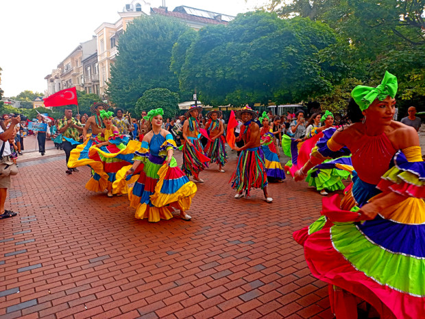 С пъстър карнавал бе открито 32 ото издание на Международния фолклорен