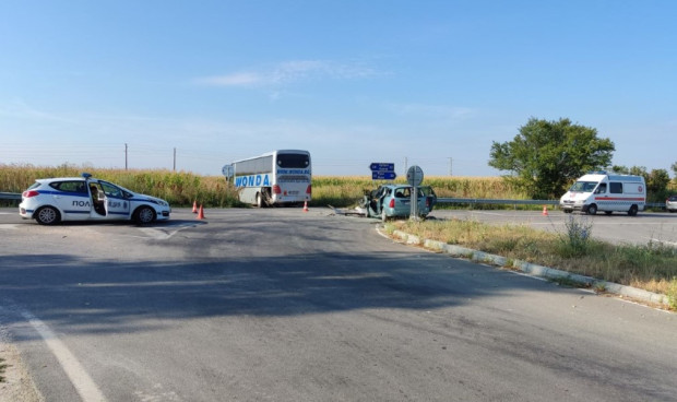 TD Лек автомобил и пътнически автобус са се сблъскали на пътя