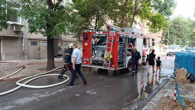 МВР: Има обгазени при пожара в центъра на Пловдив