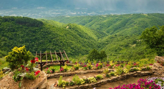 В Югозападна България между полите на Огражден планина се намира