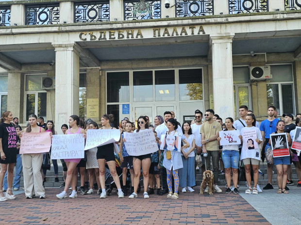 Варна отново излезе на протест срещу насилието. Точно в 18