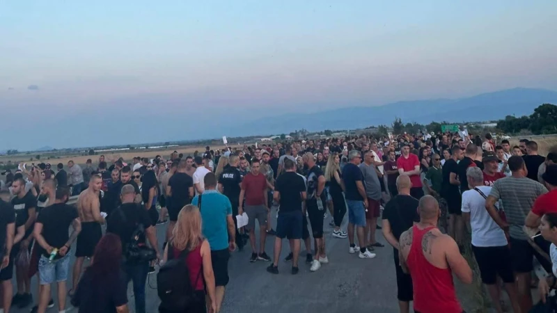 Десетки жители на Цалапица се събраxa на пореден протест заради убийството на Димитър Малинов