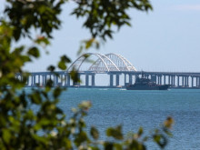 Експлозии разтърсиха Крим, мостът е отново затворен за движение