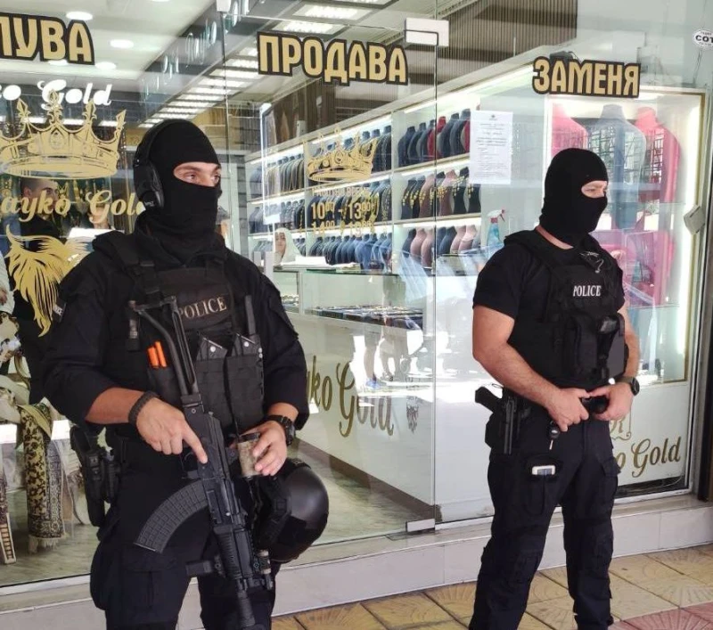 Полицаи с качулки влязоха в златарски магазин и стана страшно