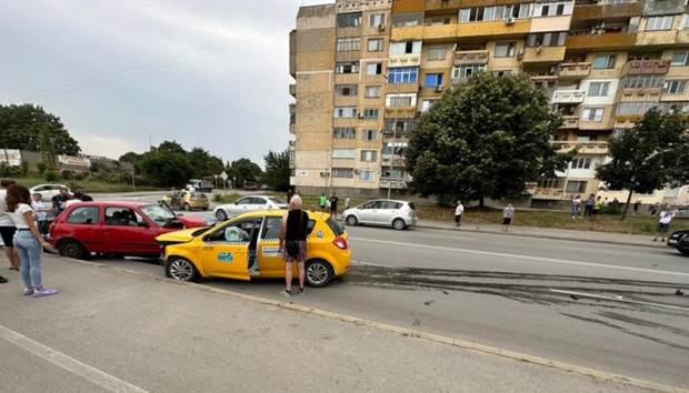 TD Пиян таксиметров шофьор блъсна друг автомобил в Русе В следствие