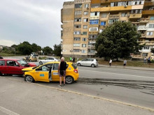 Пиян таксиметров шофьор блъсна друг автомобил в Русе и рани шофьорката му