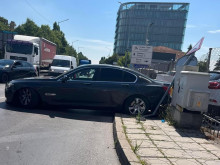 Автомобил катастрофира до Терминал 1 на Летище София