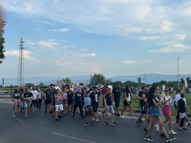 TD Жителите на Цалапица за поредна вечер излязоха на протест