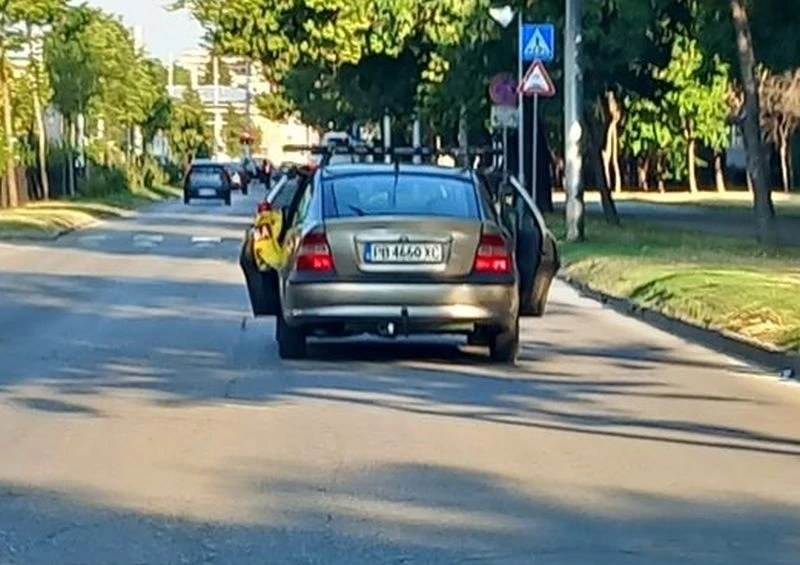 Кола се движи с отворени врати в Пловдив