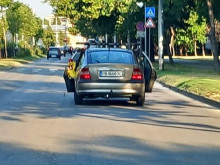 Кола се движи с отворени врати в Пловдив