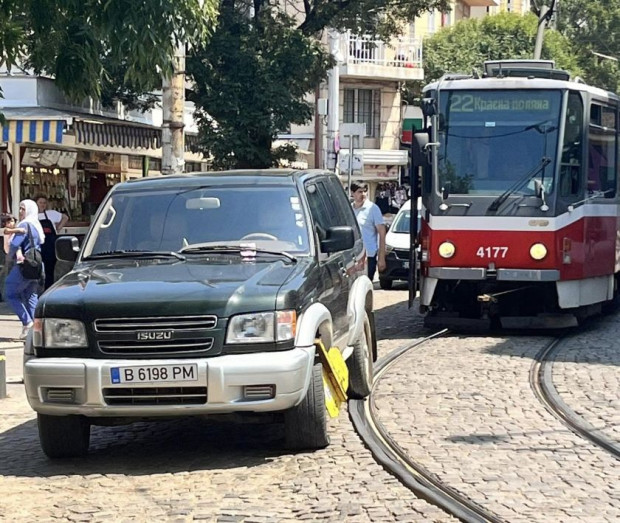 Варненец направи уникално паркиране на Женския пазар в столицата Шофьорът