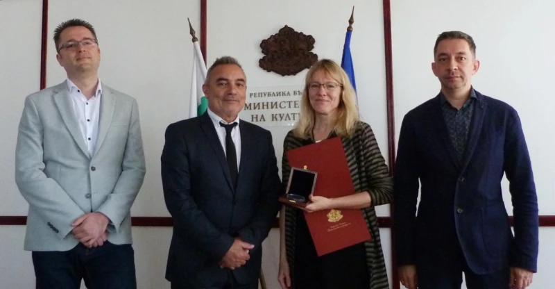 Министърът на културата награди Анджела Родел за превода й на романа "Времеубежище"