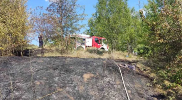 Пожар пламна в Русенско, хората се притесняват за вилите си