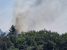 Пожарна и полиция се борят рамо до рамо за потушаването на пожара в Казанлък