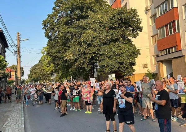 Протестиращи се събраха пред дома на шефа на полицията в Стамболийски