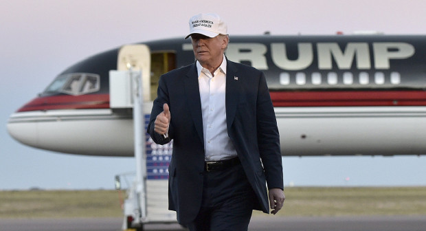 Доналд Тръмп се качва на личния си самолет на международното