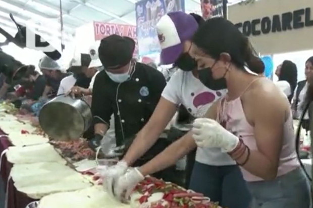 Мексиканци подобриха световния рекорд за най дълъг сандвич 100 готвачи направиха така