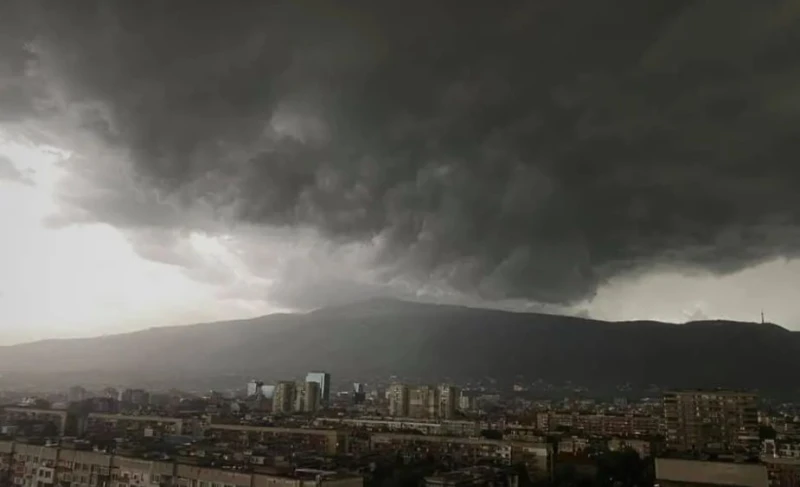 Утре ще бъде слънчево и горещо, но после ще премине студен атмосферен фронт