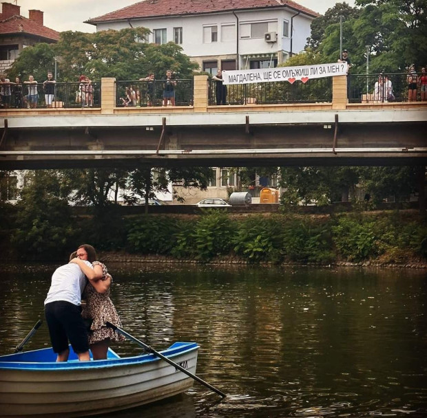 Млад мъж предложи брак на приятелката си на лодка в