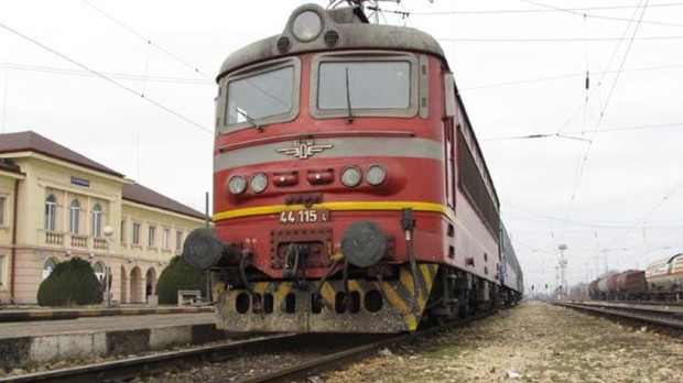 Бързият влак от София за Варна удари кола неправомерно пресичаща железопътен