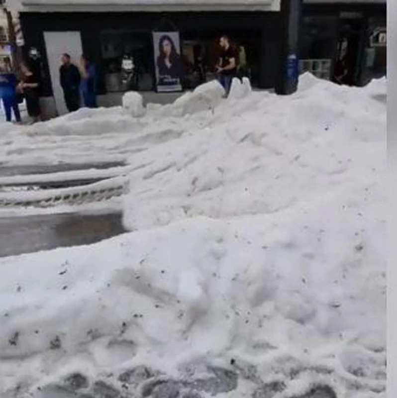 В Германия снегорини разчистиха градушката в Ройтлинген