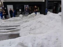 В Германия снегорини разчистиха градушката в Ройтлинген