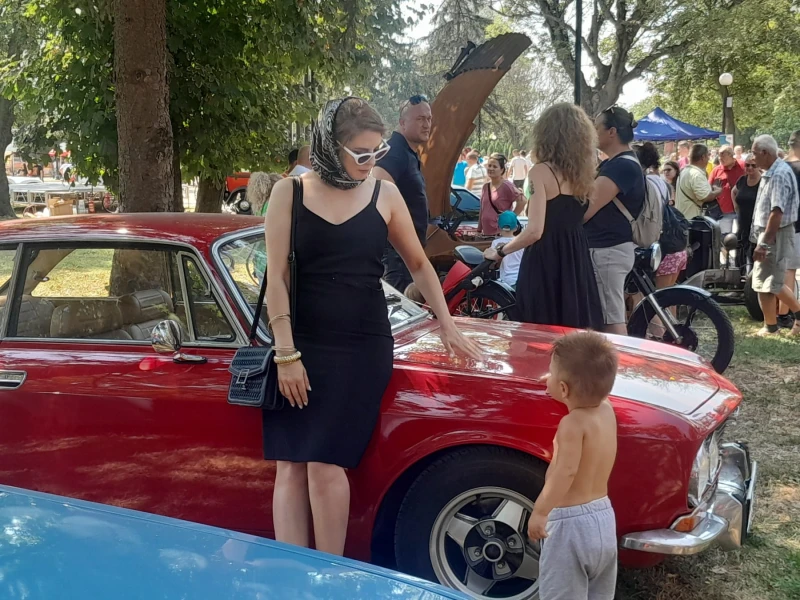 Над 120 автомобила участваха в седмото издание на ретро парад Vintage Vehicles