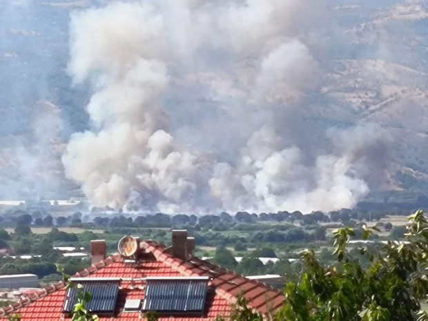 </TD
>Голям пожар е бошува в нива между селата Първомай и