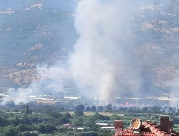 </TD
>Пожарът, избухнал между селата Първомай и Кавракирово е овладян, предаде