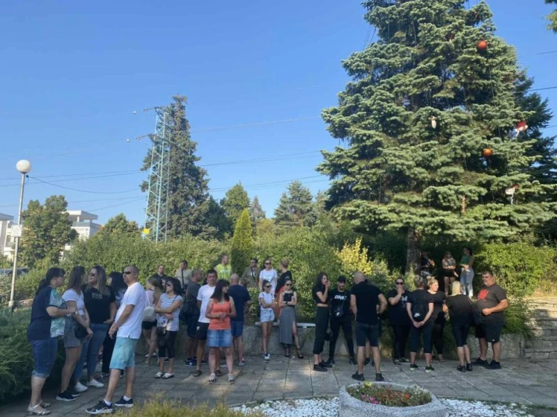 След двойното убийство край София: Граждани протестират пред кметството в Лозен