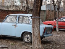 Нахални шофьори ограждат паркоместа със синджири