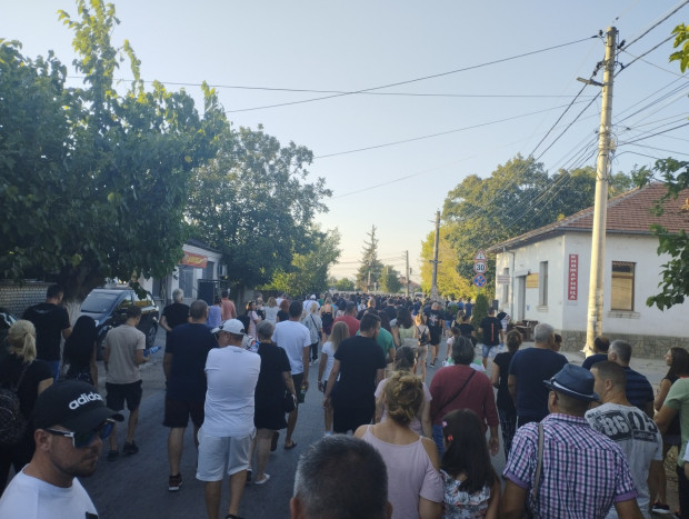 Стотици хора протестират и тази вечер в село Цалапица заради