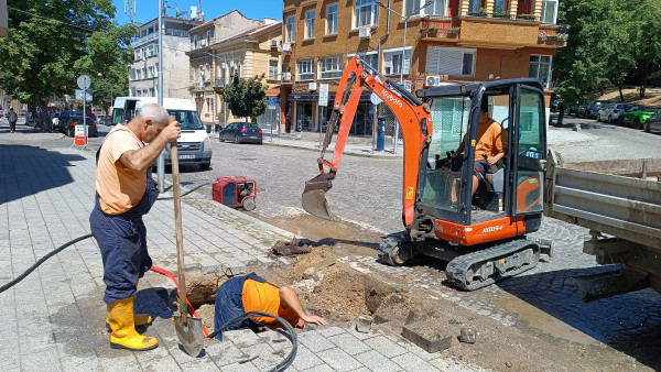 </TD
> Аварии на  водопроводи оставят ул.Архитект Камен Петков и Средец