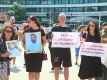 Къде са убийците на децата ни? Почернени родители излязоха на жълтите павета, хвърлят пред Съдебната палата жълти стотинки